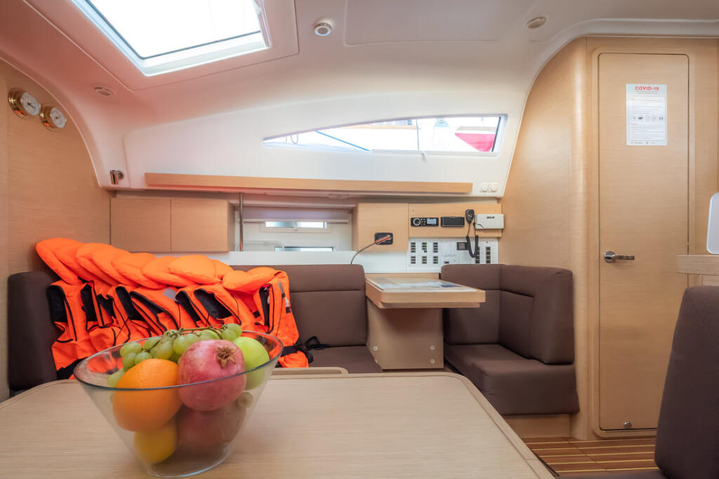 Sailing yacht 