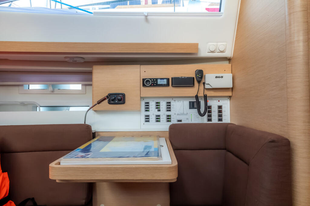 Sailing yacht 
