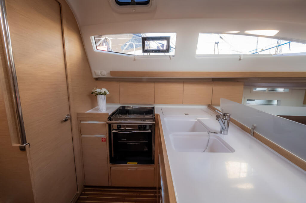 Sailing yacht 