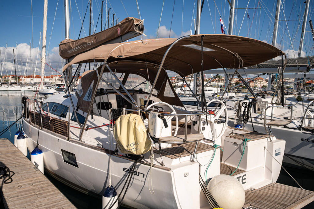 Sailing yacht 