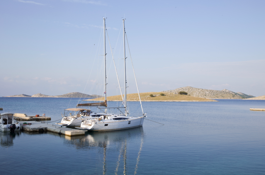 Sailing yacht 