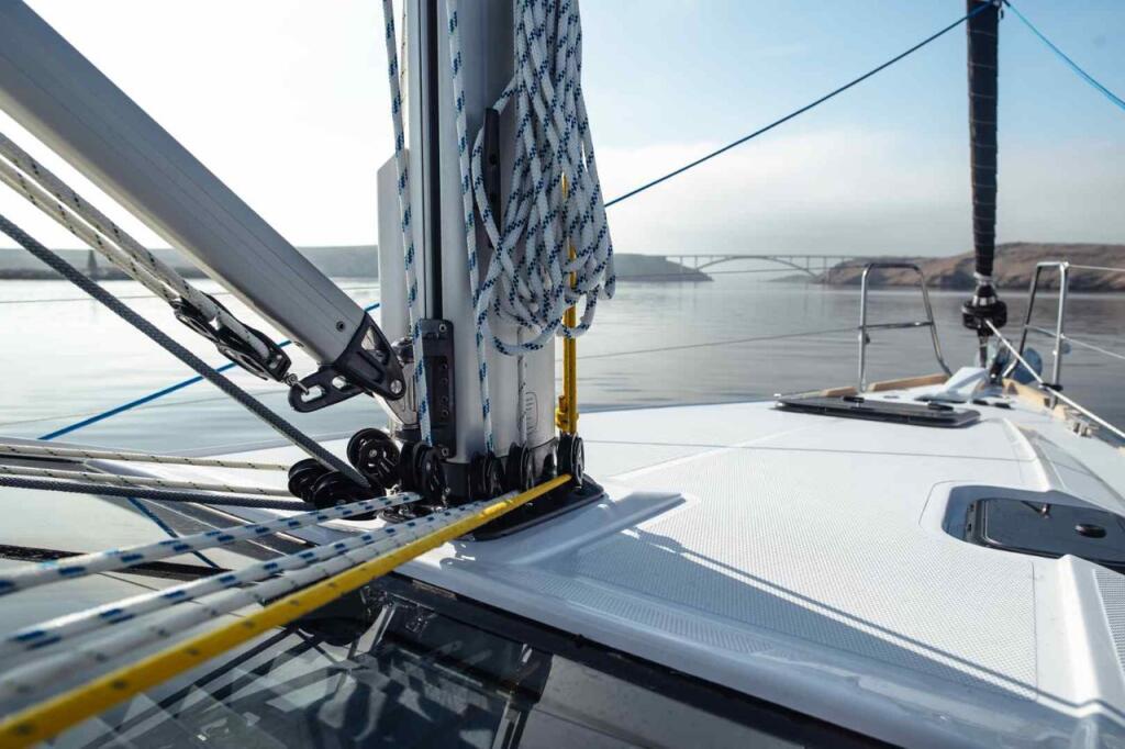 Sailing yacht 