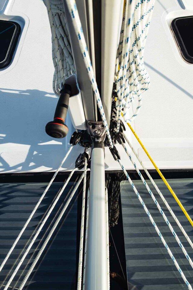 Sailing yacht 