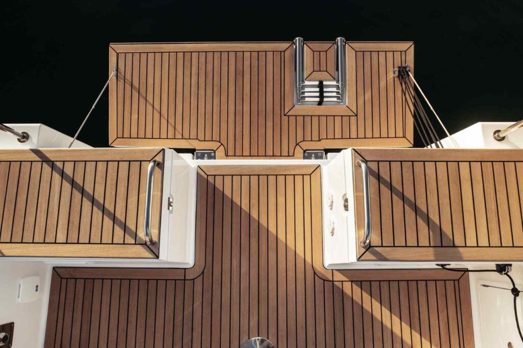 Sailing yacht 
