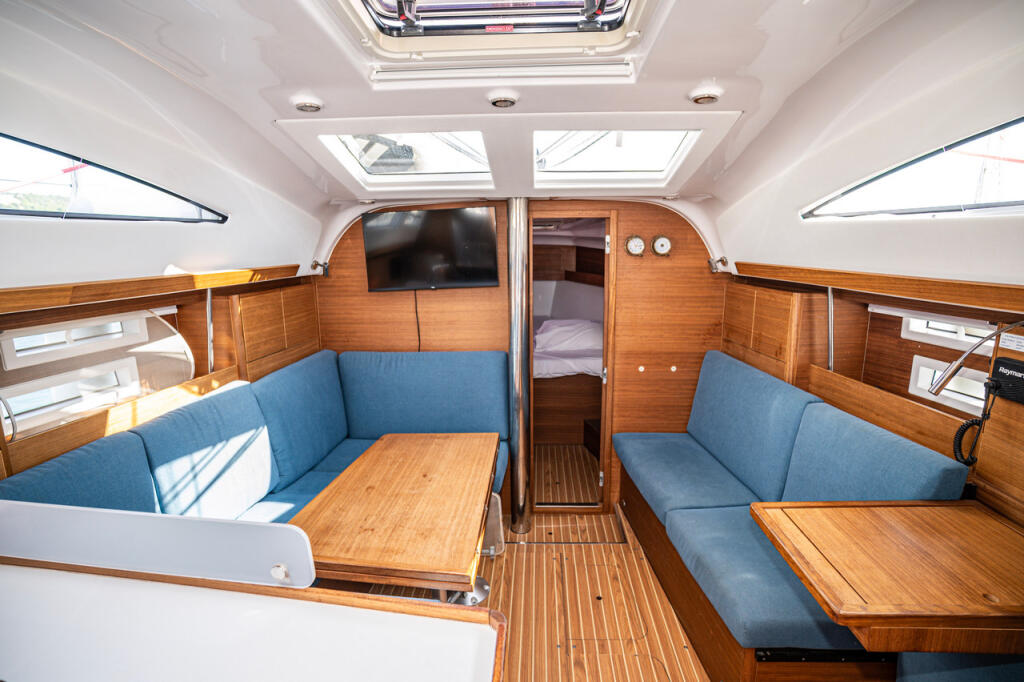 Sailing yacht 