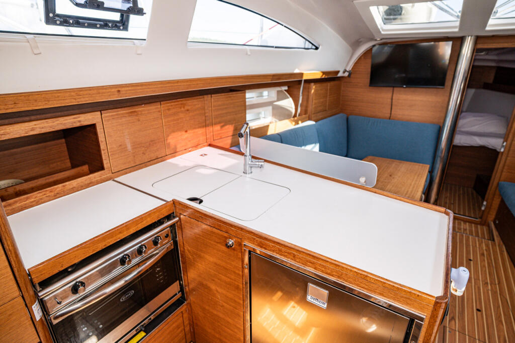 Sailing yacht 