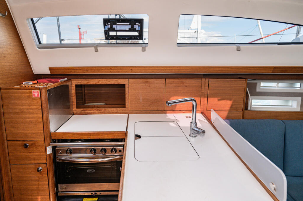 Sailing yacht 