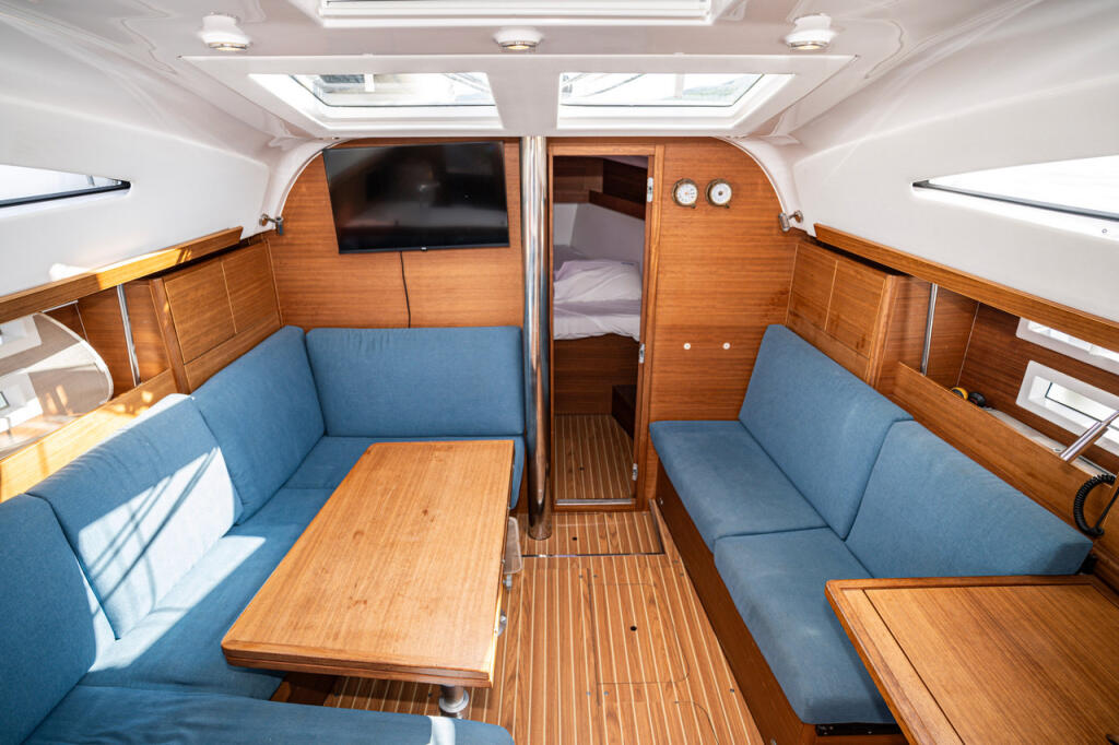 Sailing yacht 