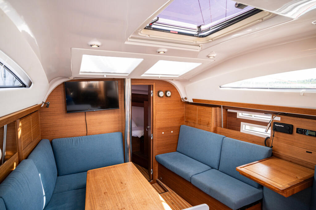 Sailing yacht 