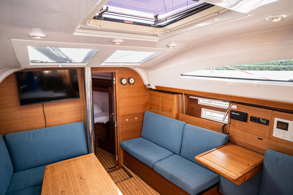 Sailing yacht 