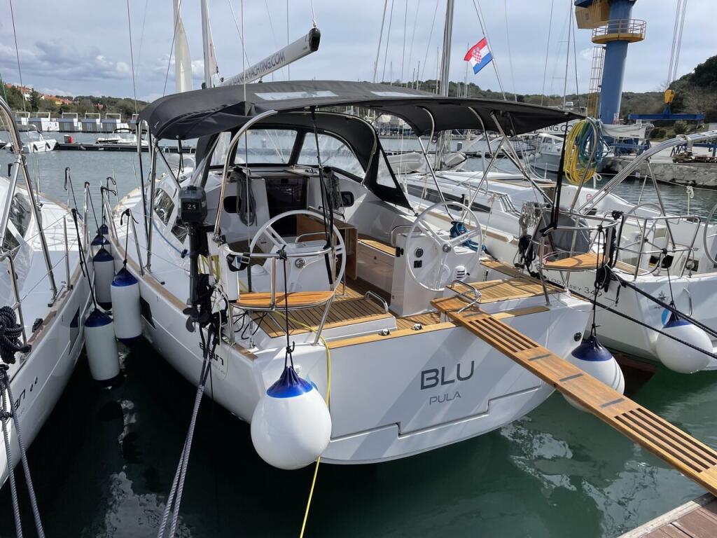 Sailing yacht 