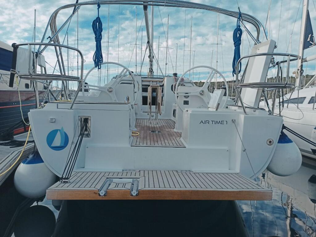 Sailing yacht 