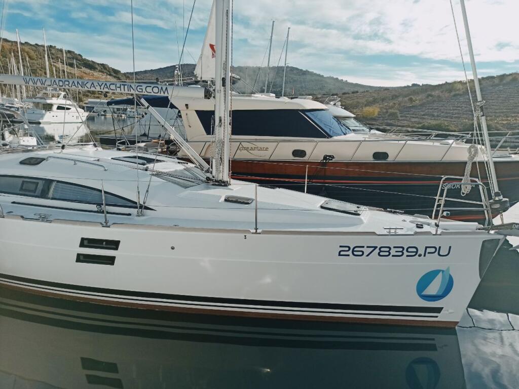 Sailing yacht 