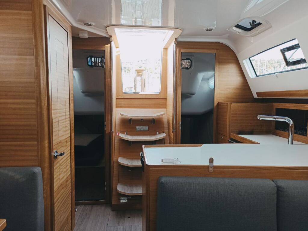 Sailing yacht 