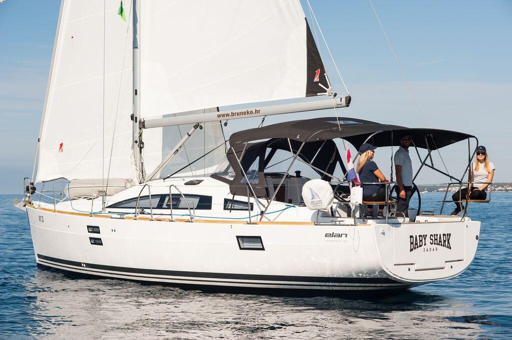 Sailing yacht 