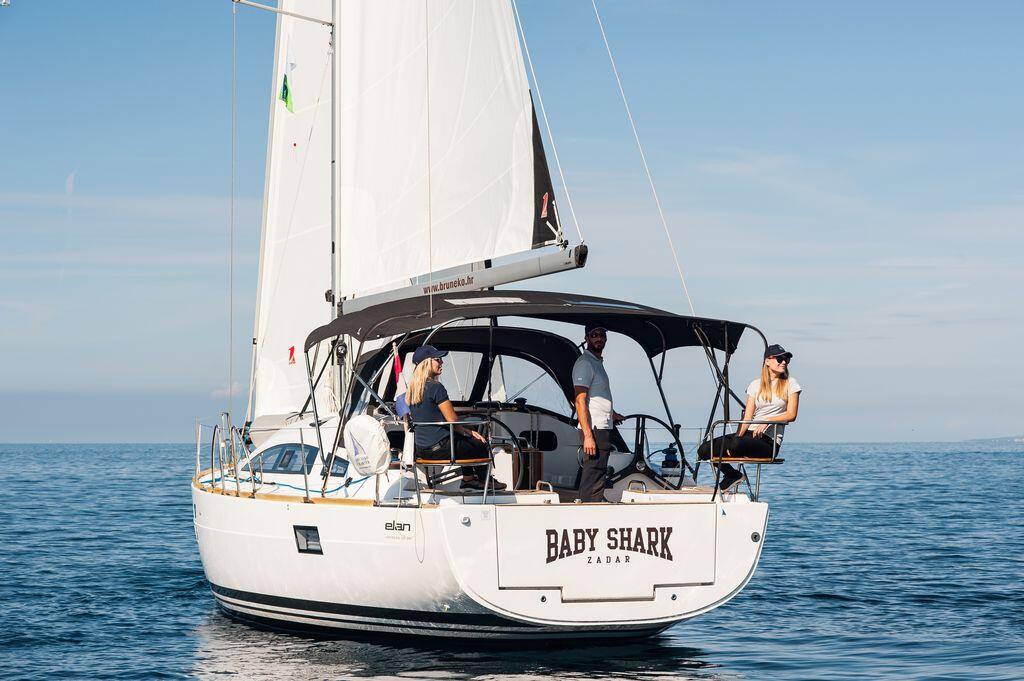 Sailing yacht 