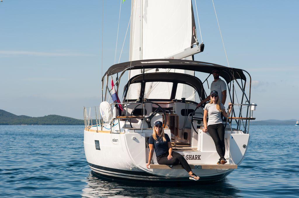 Sailing yacht 