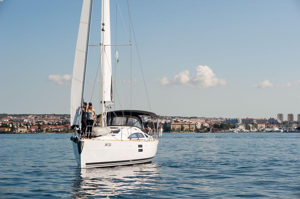 Sailing yacht 