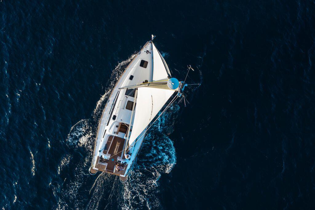 Sailing yacht 