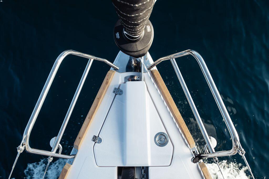 Sailing yacht 
