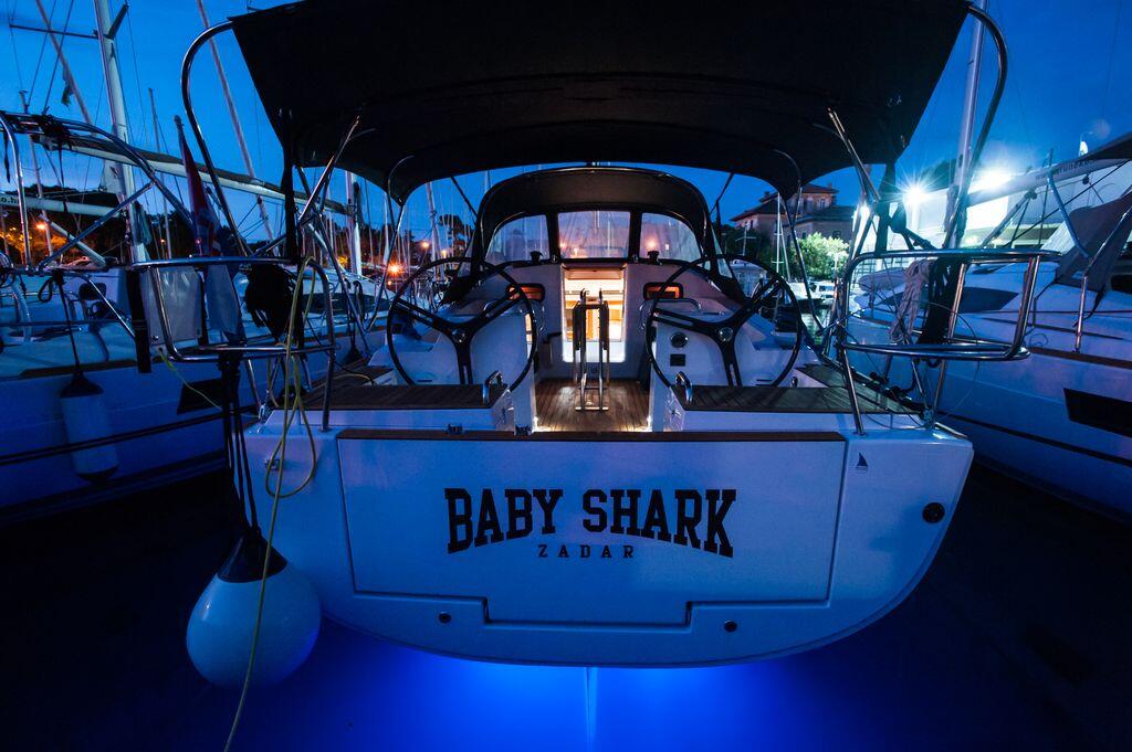 Sailing yacht 