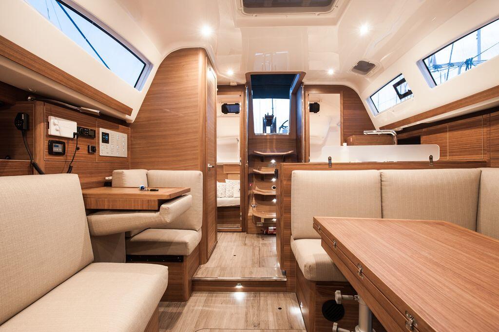 Sailing yacht 