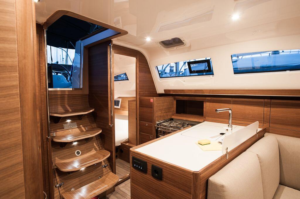 Sailing yacht 