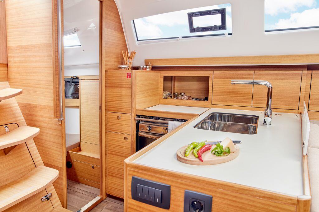Sailing yacht 