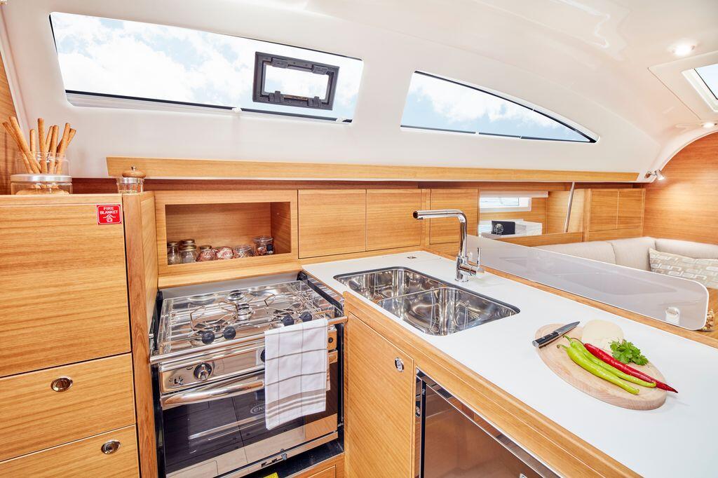 Sailing yacht 