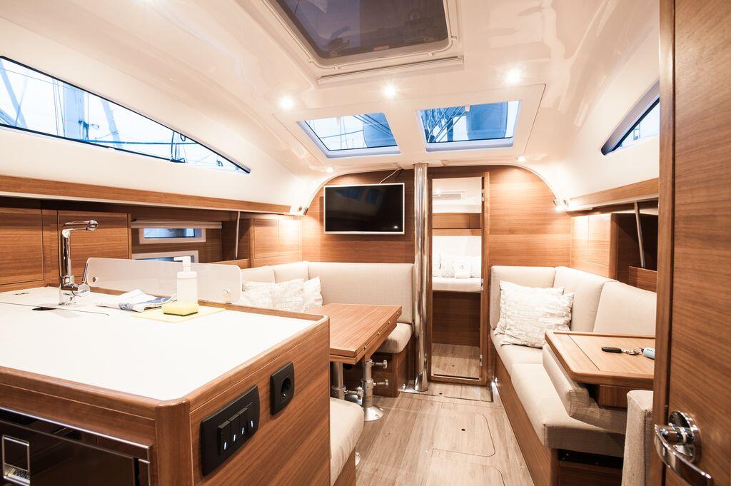 Sailing yacht 