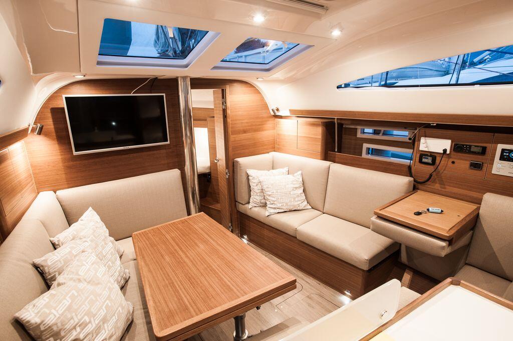 Sailing yacht 