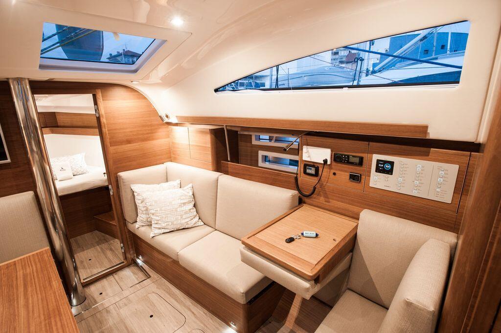 Sailing yacht 