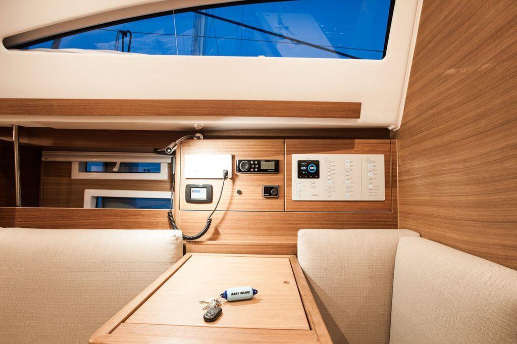 Sailing yacht 