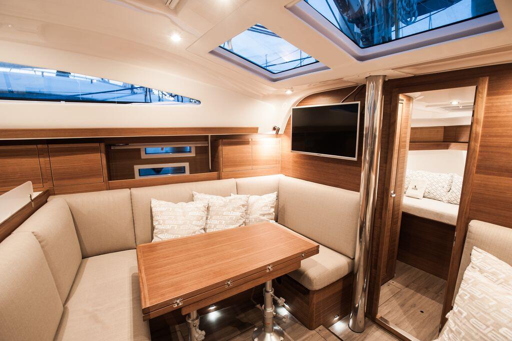 Sailing yacht 