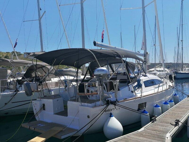 Sailing yacht 