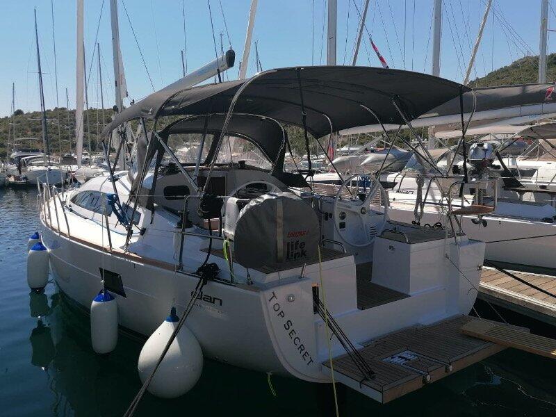 Sailing yacht 