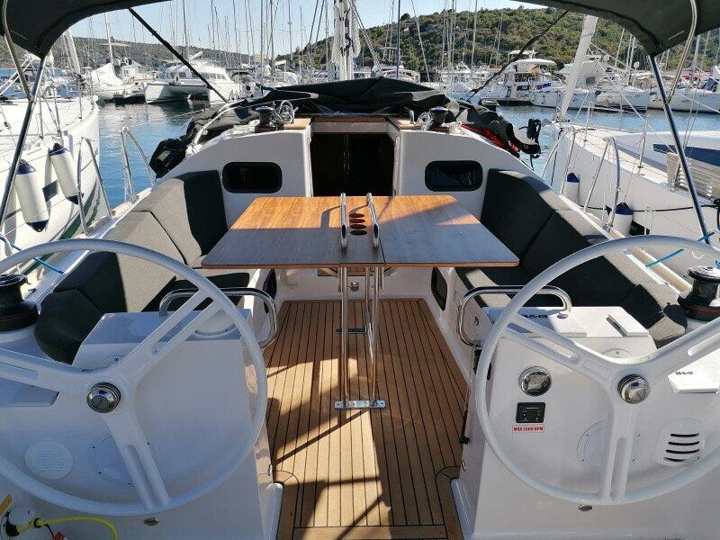 Sailing yacht 