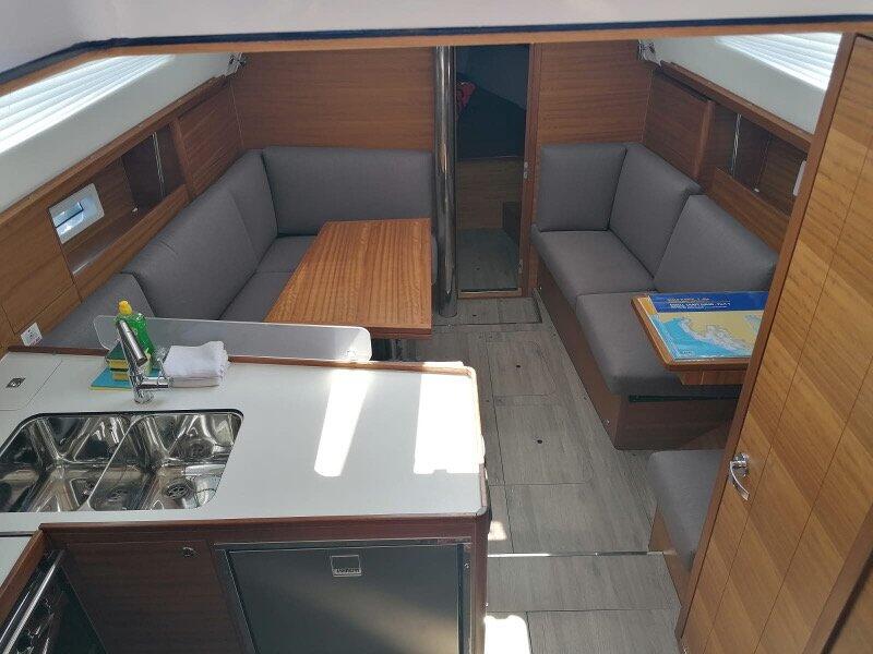 Sailing yacht 