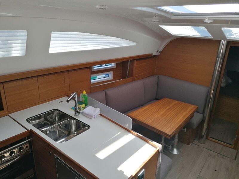 Sailing yacht 