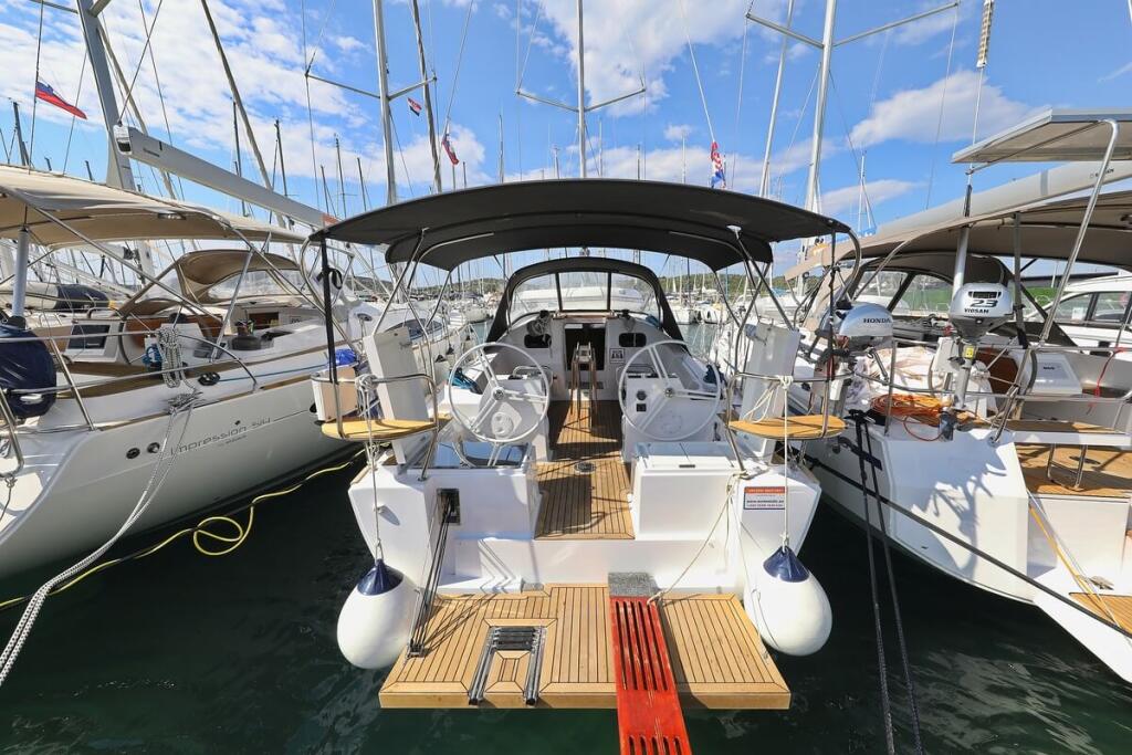 Sailing yacht 