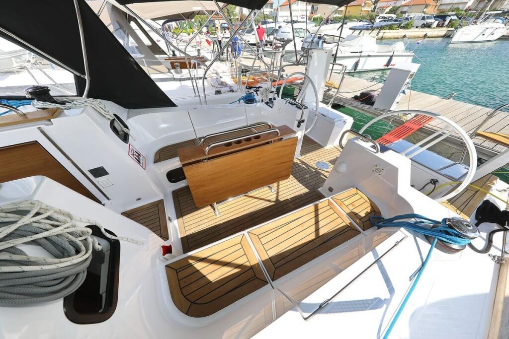 Sailing yacht 
