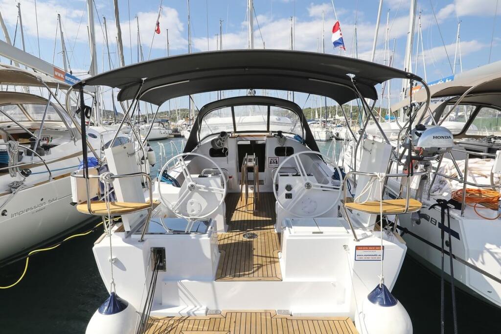 Sailing yacht 