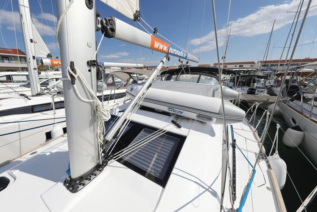 Sailing yacht 
