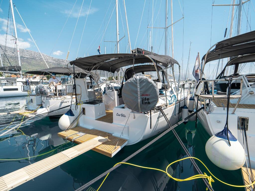 Sailing yacht 