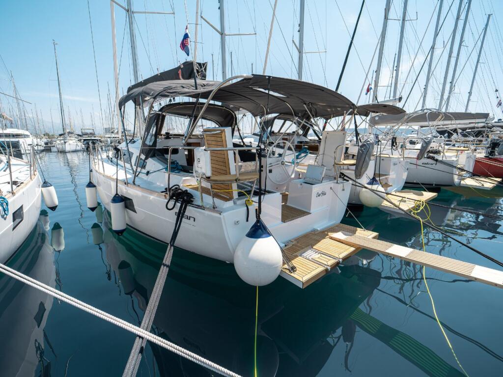 Sailing yacht 