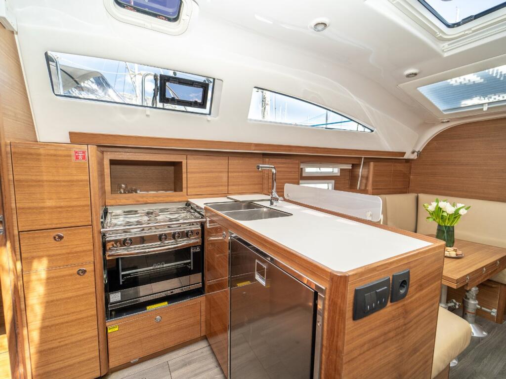 Sailing yacht 