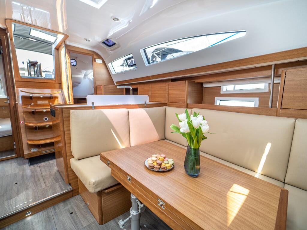 Sailing yacht 