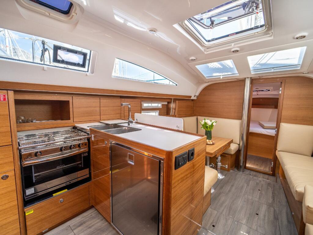 Sailing yacht 