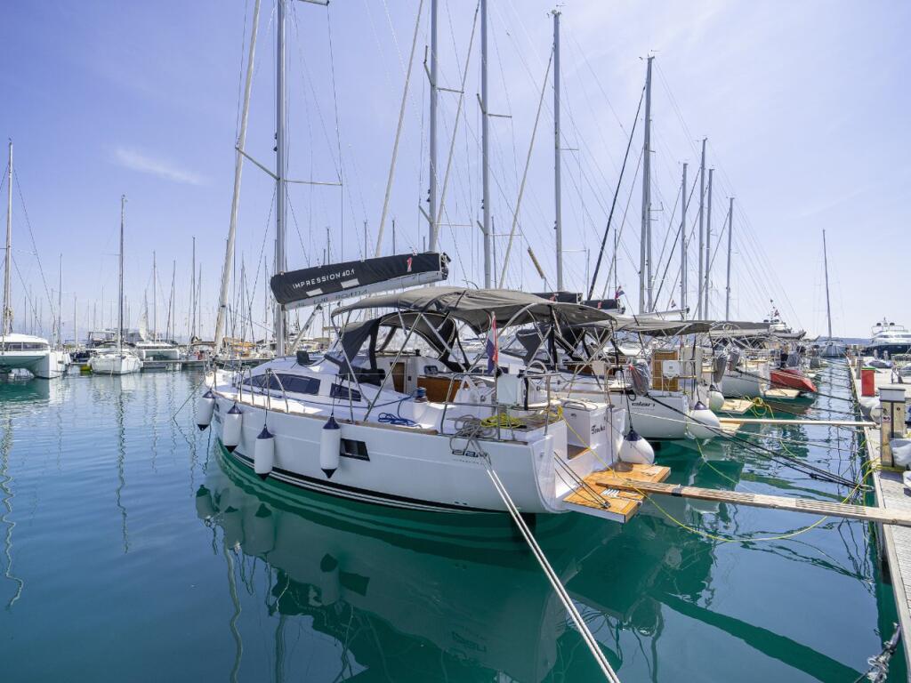 Sailing yacht 