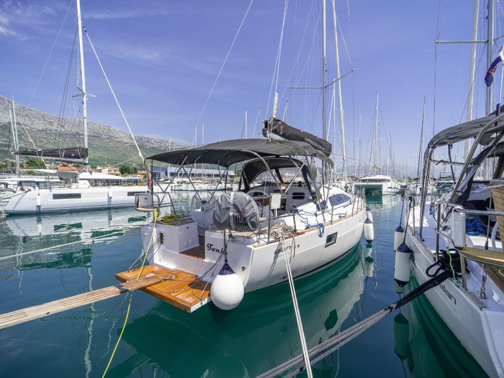 Sailing yacht 
